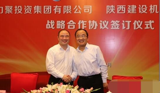 近日，陜建機(jī)械與安徽力聚簽訂戰(zhàn)略合作協(xié)議，陜建機(jī)械董事長(zhǎng)楊宏軍，副總經(jīng)理、營(yíng)銷總監(jiān)賀衛(wèi)東，安徽力聚投資集團(tuán)董事長(zhǎng)宋執(zhí)壽，黨支部書記陳邦勤以及安徽潤(rùn)路公司總經(jīng)理杜永龍等單位領(lǐng)導(dǎo)出席了會(huì)議